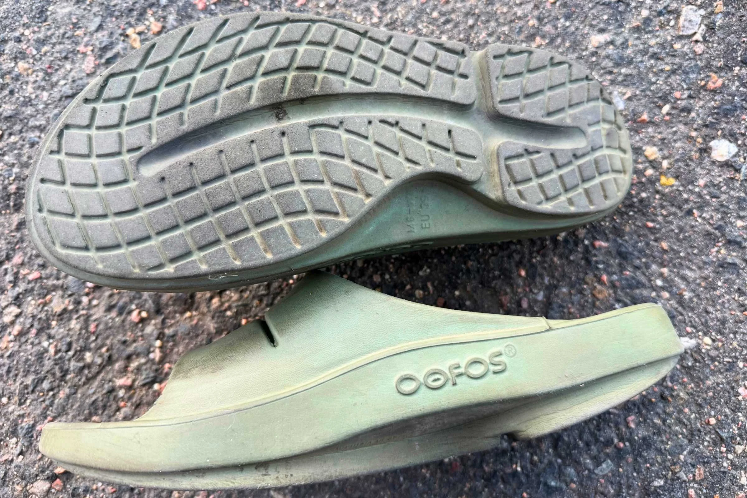 The bottom outsole of an OOFOS OOahh slide showing the tread pattern.