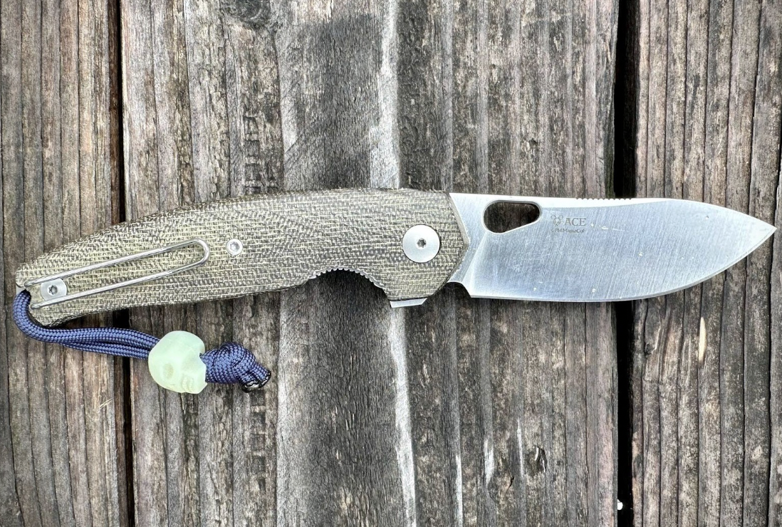 The GiantMouse ACE Jagt knife positioned on a log.