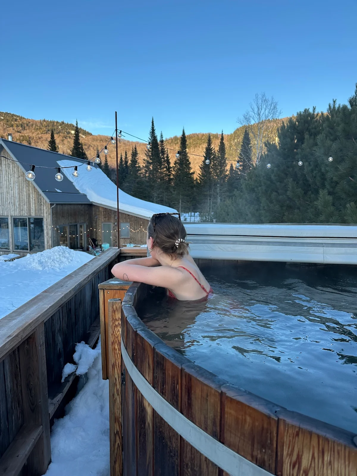 An outdoor hot tub at Farouche eco-resort overlooking the mountains.